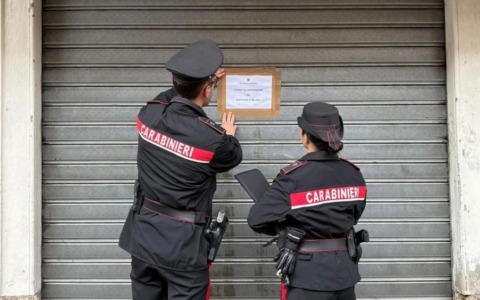 Serrande abbassate al Bar Dar Maya a Melegnano: frequentato da persone con precedenti penali
