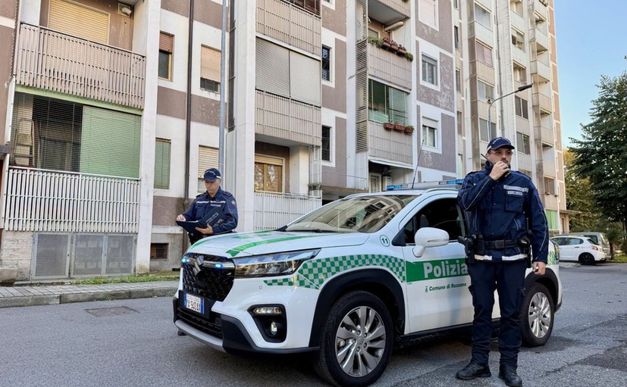Blitz della Polizia locale a Rozzano: rimossi 10 veicoli abbandonati nel quartiere Aler