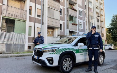 Blitz della Polizia locale a Rozzano: rimossi 10 veicoli abbandonati nel quartiere Aler