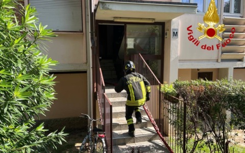 Incendio in un appartamento di Milano, muore una 75enne: si indaga su tre bombole di ossigeno sanitario