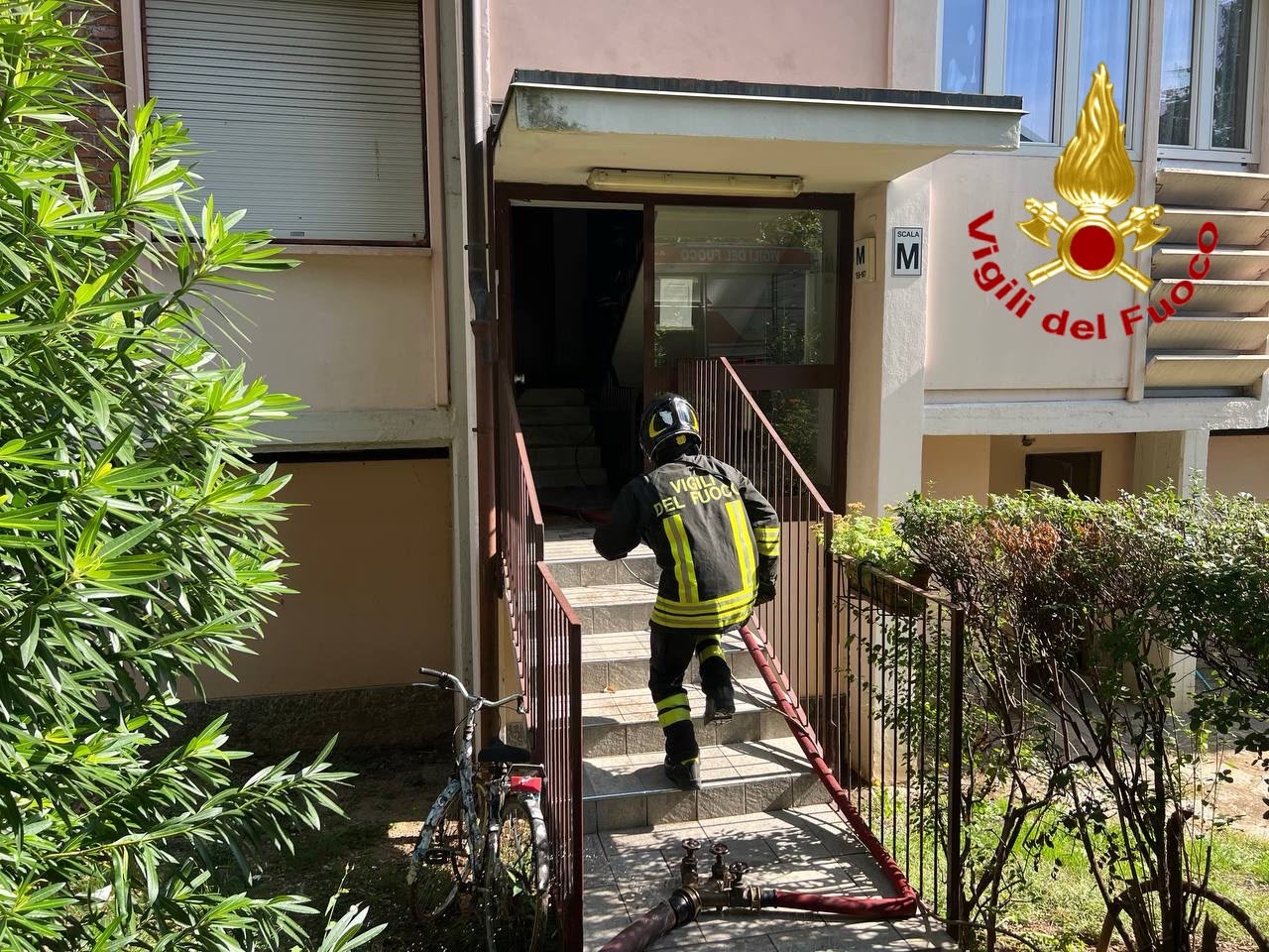 Incendio in un appartamento di Milano, muore una 75enne: si indaga su tre bombole di ossigeno sanitario