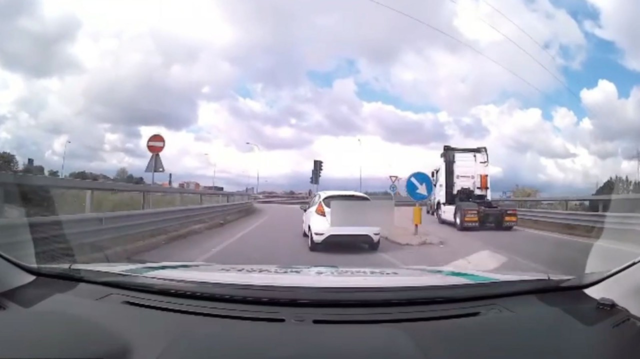 Fugge all’alt a tutta velocità per le vie del paese: guidava senza patente e con l’auto non assicurata