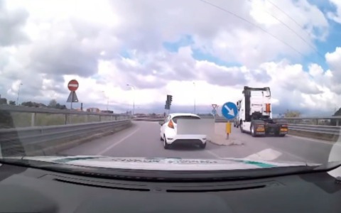 Fugge all’alt a tutta velocità per le vie del paese: guidava senza patente e con l’auto non assicurata