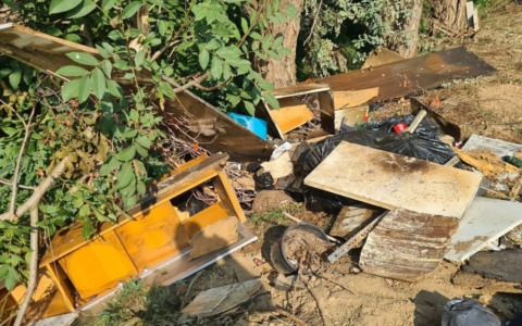 Frigoriferi e macerie abbandonati sulla Vigevanese a Corsico: un campo verde incolto diventa una discarica
