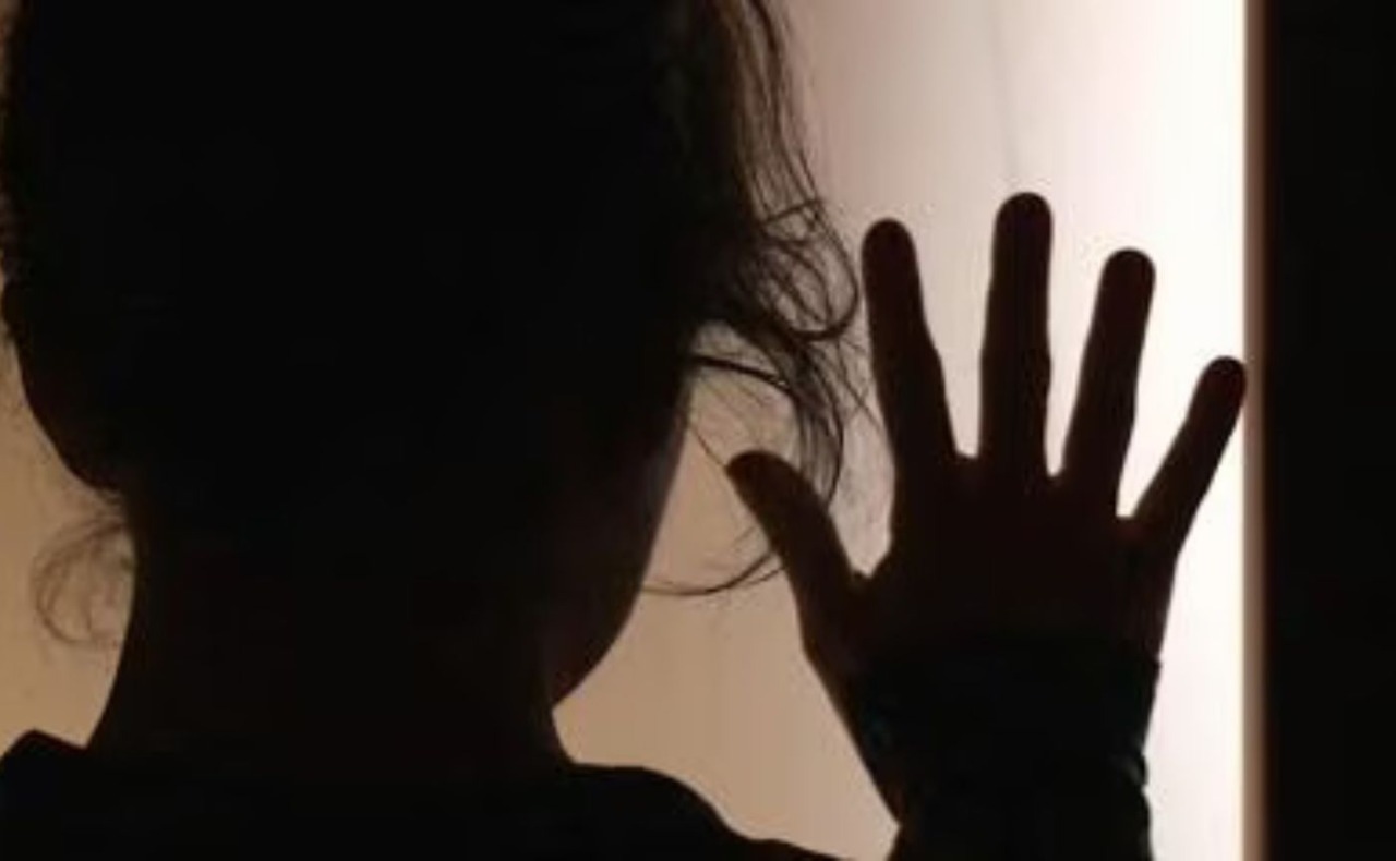 Minacce e violenze all’ex compagna per mesi, poi il pugno al volto: arrestato 36enne per lesioni, stalking e violenza sessuale