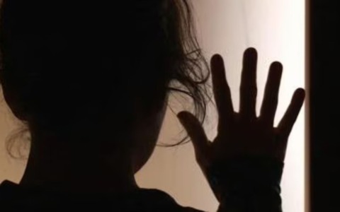 Minacce e violenze all’ex compagna per mesi, poi il pugno al volto: arrestato 36enne per lesioni, stalking e violenza sessuale