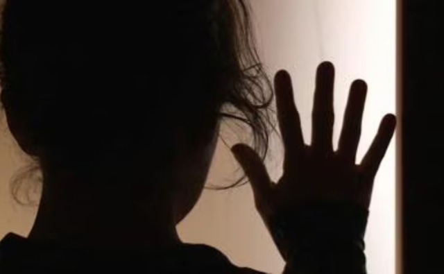 Minacce e violenze all’ex compagna per mesi, poi il pugno al volto: arrestato 36enne per lesioni, stalking e violenza sessuale