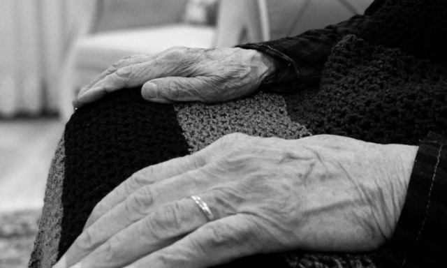 Schiaffi e violenze durante l’assistenza agli anziani: provvedimenti contro tre operatori di una Rsa