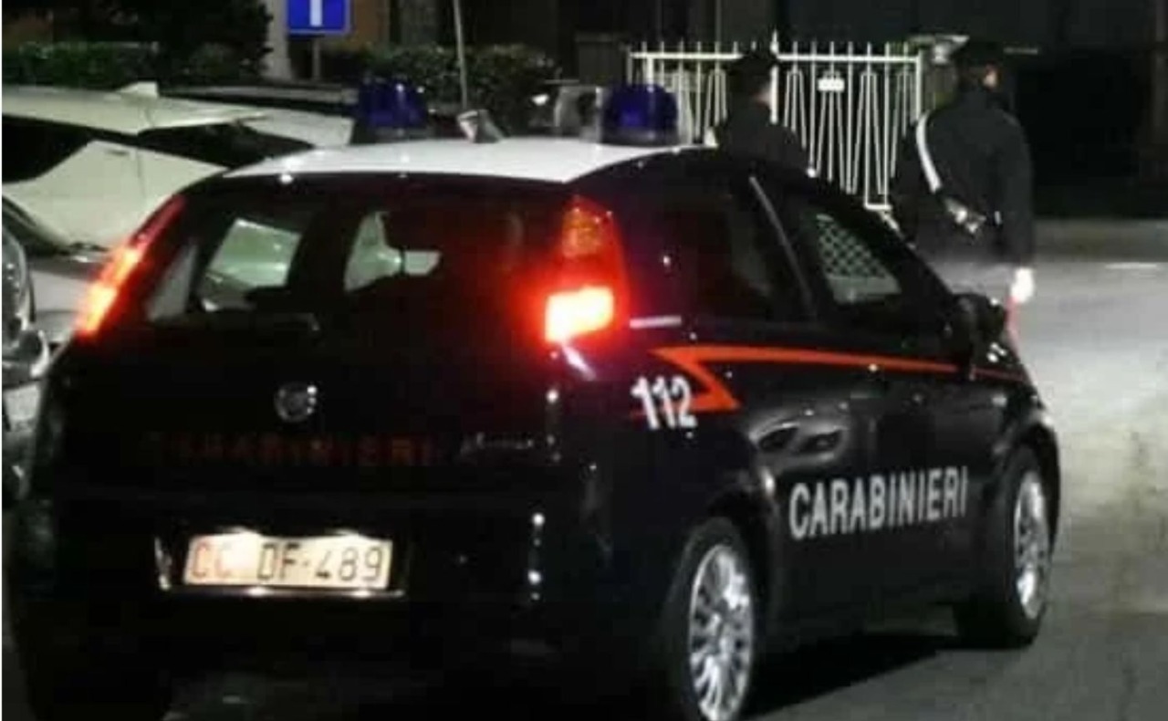 Spari nella notte nel milanese, uomo ferito gravemente: è caccia all’aggressore