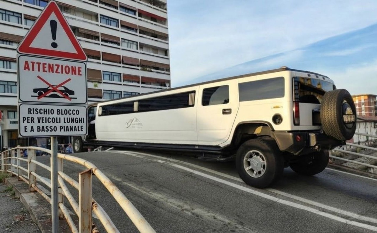 La lunga limousine sfida il ponte gobbo di Trezzano e resta incastrata