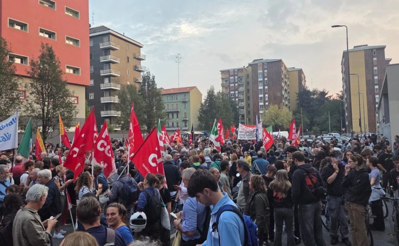 Studente aggredito davanti al liceo Einstein a Milano, in 3mila al corteo: “Siamo tutti antifascisti”