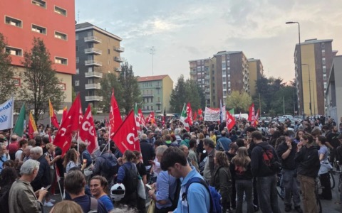 Studente aggredito davanti al liceo Einstein a Milano, in 3mila al corteo: “Siamo tutti antifascisti”