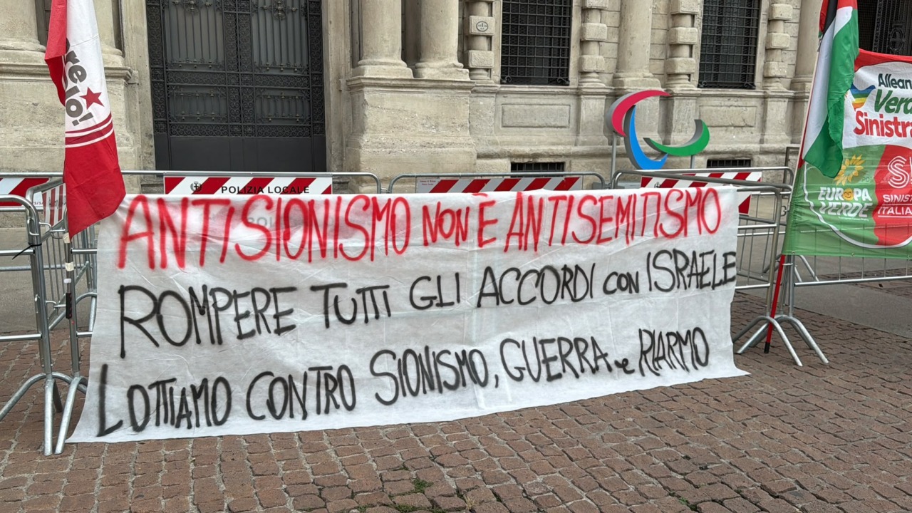 Antisemitismo, protesta a Milano contro il disegno di legge: nel mirino la definizione Ihra