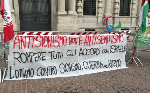 Antisemitismo, protesta a Milano contro il disegno di legge: nel mirino la definizione Ihra