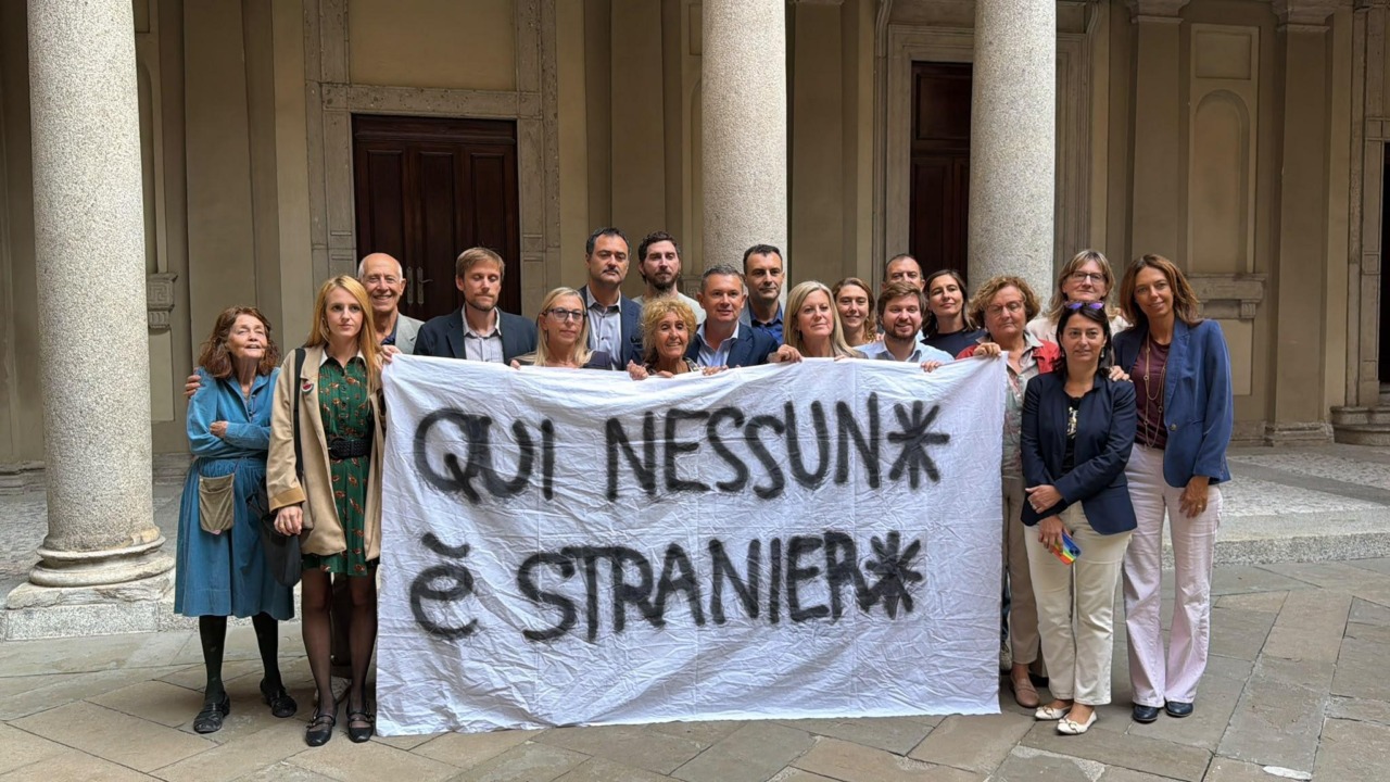 “Qui nessun* è stranier*”: a Palazzo Marino lo striscione contro il decreto scuola