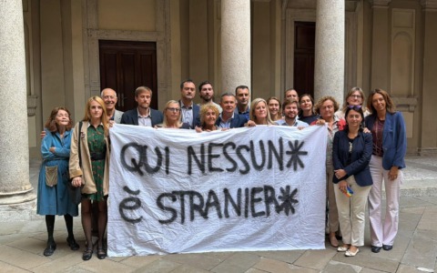 “Qui nessun* è stranier*”: a Palazzo Marino lo striscione contro il decreto scuola