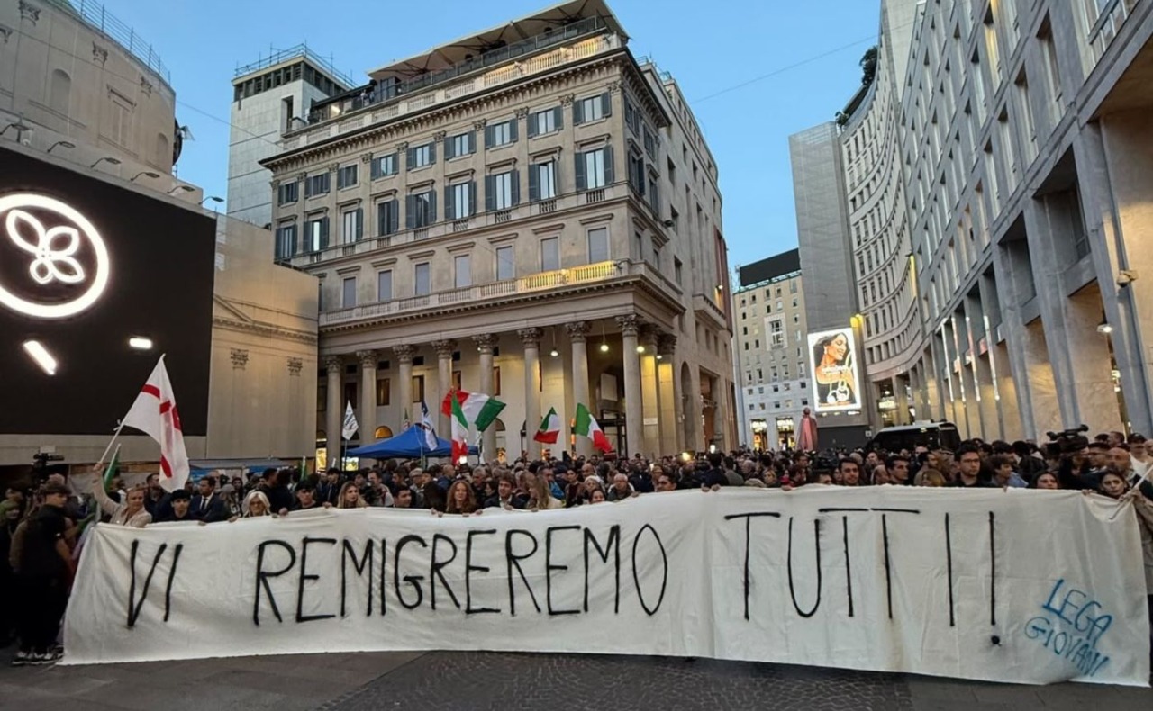 Tensione al presidio del centrodestra: contestazioni per lo striscione della Lega Giovani “Vi remigreremo tutti”