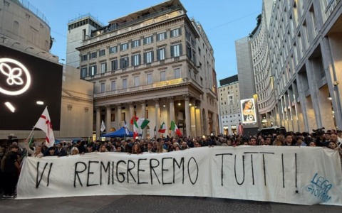 Tensione al presidio del centrodestra: contestazioni per lo striscione della Lega Giovani “Vi remigreremo tutti”