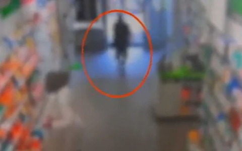 Arrestato a Milano il rapinatore di farmacie di agosto: individuato grazie a un tatuaggio