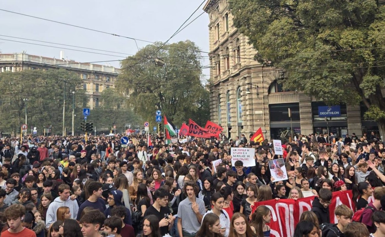 Milano, oltre 3mila studenti in corteo contro il tetto agli alunni stranieri: occupato l’ex Obitorio