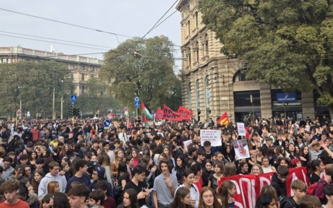 Milano, oltre 3mila studenti in corteo contro il tetto agli alunni stranieri: occupato l’ex Obitorio