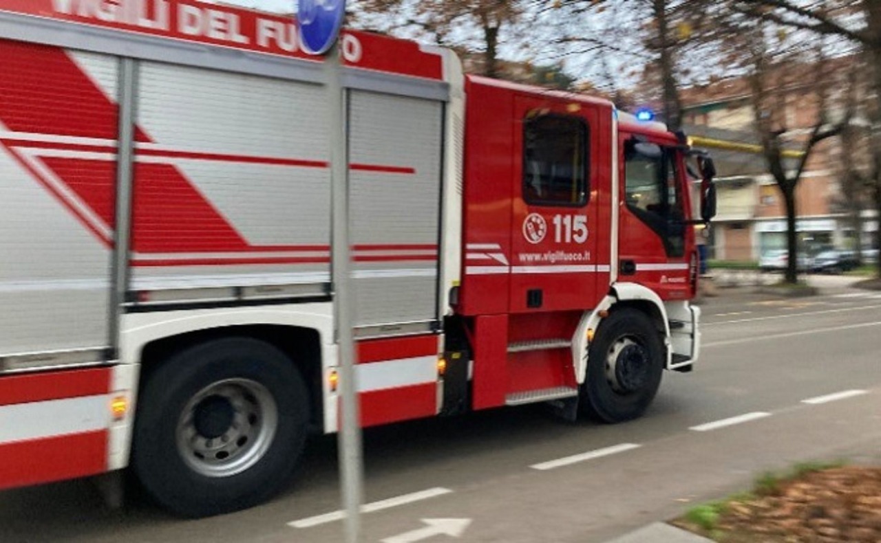 Incendio in un condominio di cinque piani nella zona sud di Milano: cinque persone ricoverate
