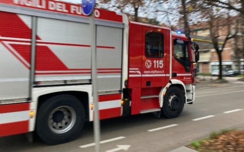 Incendio in un condominio di cinque piani nella zona sud di Milano: cinque persone ricoverate