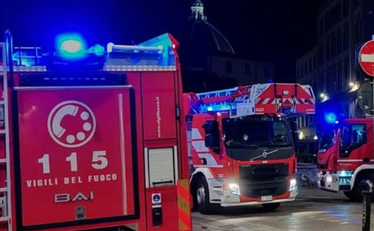 Pieve Emanuele, vasto incendio in un’azienda di detergenti: otto squadre dei vigili del fuoco in azione