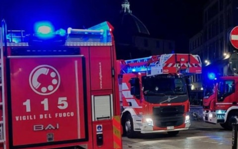 Pieve Emanuele, vasto incendio in un’azienda di detergenti: otto squadre dei vigili del fuoco in azione
