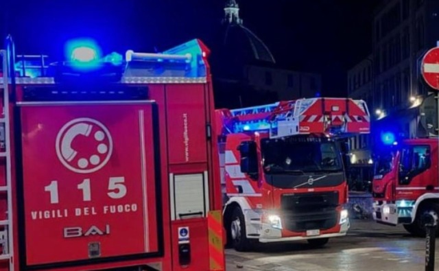 Pieve Emanuele, vasto incendio in un’azienda di detergenti: otto squadre dei vigili del fuoco in azione