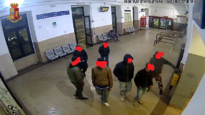 Rapine e spaccio alla stazione: presa baby gang