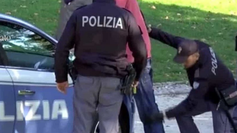 Spaccio di droga e furti: cinque arresti della polizia