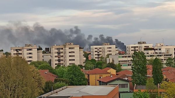 Incendio tra Assago Milano